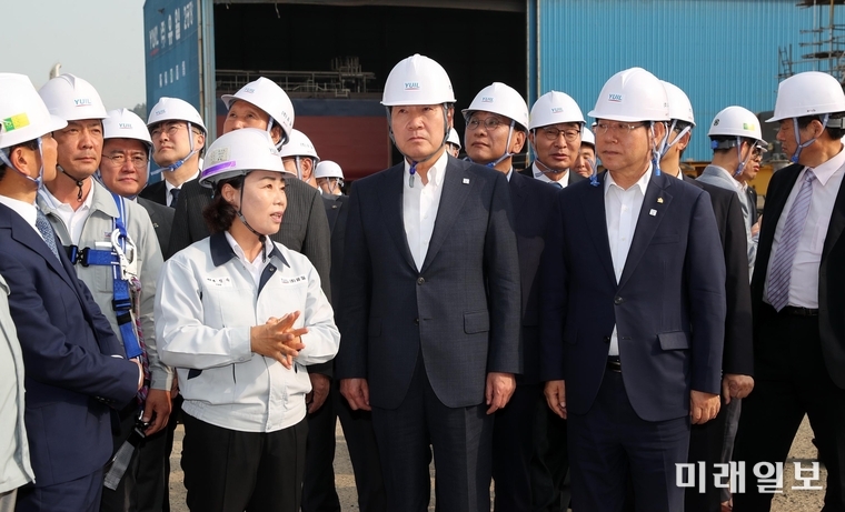 이낙연 국무총리와 김영록 전라남도지사가 4일 오후 산업위기지역인 영암군 삼호읍 대불국가산업단지 내 (주)유일을 방문, 유인숙 대표 안내로 선박건조 현장을 둘러보고 있다. / 사진=전남도 제공