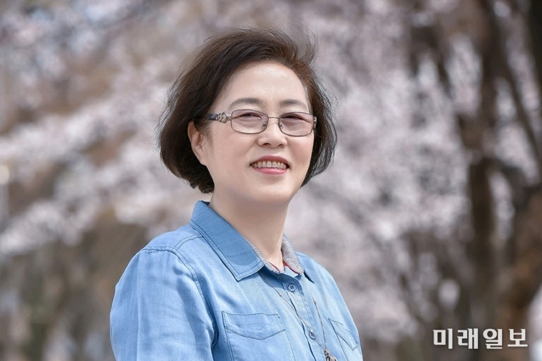 1일 오후 부천시 상동 초대홀에서 열린 이길순 수필집 '몸을 퇴고하다' 출판기념식 및 제7회 한국에세이작가상 시상식에서 제7회 한국에세이작가상을 수상한 이길순 수필가./사진=에세이문예사 제공