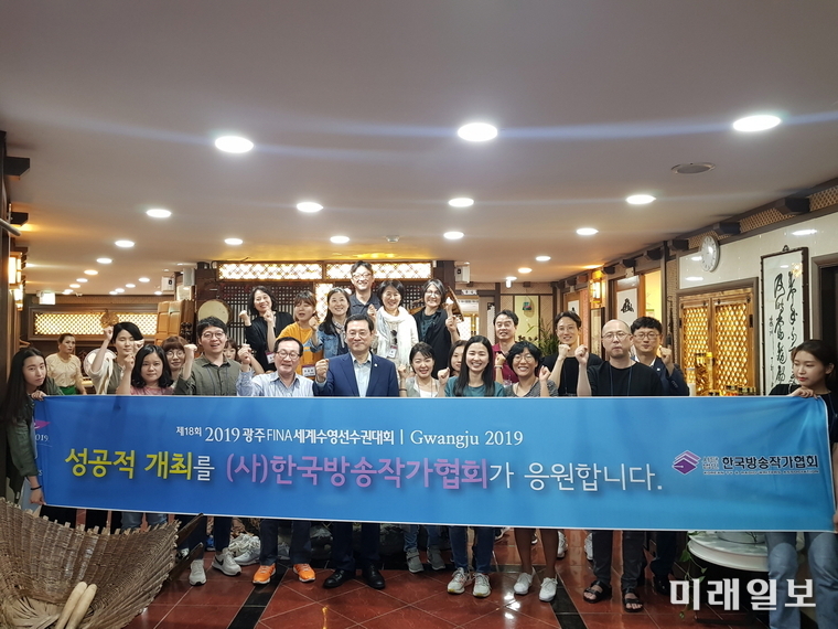 이용섭 광주광역시장이 5일 오전 기획답사로 광주를 탐방 중인 ㈔한국방송작가협회 소속 방송작가 21명과 만나 광주의 역사와 풍경, 문화, 음식에 대해 이야기를 나누고 기념촬영을 하고 있다./사진=광주시 제공
