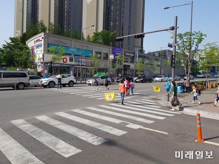 광주 서구 화정2동 자생단체 회원들과 자원봉사자들은 아침마다 초등학생들의 안전한 등교를 위해 교통안전지킴이 활동을 하고 있다. / 사진=서구 제공