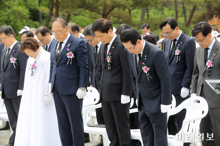 제64회 현충일 추념식이 장석웅 도교육감, 김종식 목포시장, 박병호 도행정부지사, 윤병태 도정무부지사, 지역보훈단체장, 국가유공자와 유족, 학생 등 500여명이 참석해 6일 오전 목포시 부흥산 현충탑에서 열렸다. 김영록 지사와 참석자들이 묵념을 하고 있다. / 사진=전남도 제공