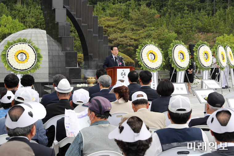 제64회 현충일 추념식이 장석웅 도교육감, 김종식 목포시장, 박병호 도행정부지사, 윤병태 도정무부지사, 지역보훈단체장, 국가유공자와 유족, 학생 등 500여명이 참석해 6일 오전 목포시 부흥산 현충탑에서 열렸다. 김영록 지사가 인사말을 하고 있다. / 사진=전남도 제공