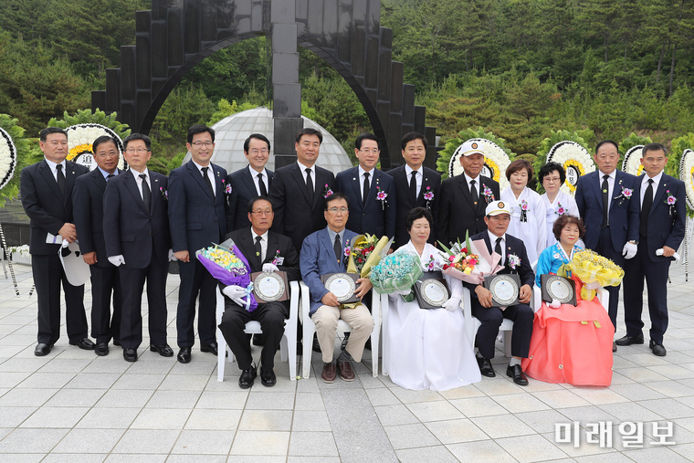 제64회 현충일 추념식이 장석웅 도교육감, 김종식 목포시장, 박병호 도행정부지사, 윤병태 도정무부지사, 지역보훈단체장, 국가유공자와 유족, 학생 등 500여명이 참석해 6일 오전 목포시 부흥산 현충탑에서 열렸다. 수상자들과 기념촬영 하고 있다. / 사진=전남도 제공