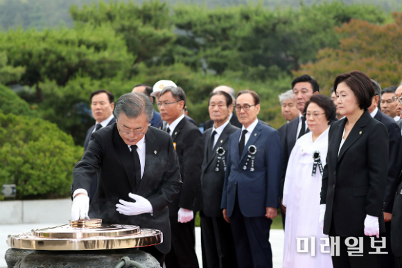 문재인 대통령이 6일 오전 국립서울현충원에서 열린 제64회 현충일 추념식에서 분향하고 있다. /사진=청와대 제공