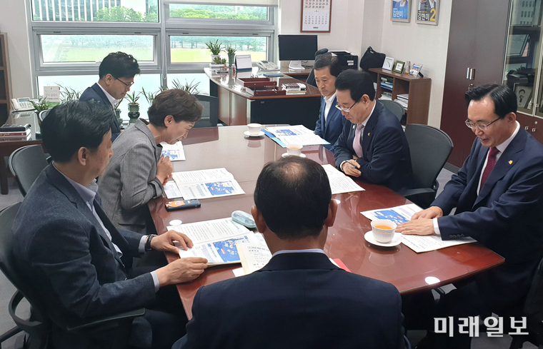 김영록 전라남도지사는 7일 김현미 국토교통부장관과 면담을 갖고 지역 SOC 현안에 대한 필요성을 설명하고 적극적인 지원을 요청했다. 김영록 도지사는 이날 김현미 장관에게 국가 차원의 체계적이고 종합적인 균형발전이 지원되도록 ▲전남 핵심 SOC 사업 국가계획 반영을 비롯해 ▲경전선(광주 송정~순천) 전철화 사업 ▲해상교량 ▲훈련용 항공기 전용 비행장 건설 국가 지원 등 지역 SOC 분야 현안을 건의했다. / 사진=전남도 제공