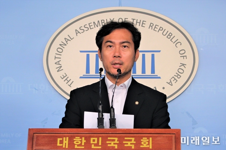 김영우 자유한국당 의원이 7일 오전 국회 정론관에서 문재인 대통령의 현충일 추념사에서 김원봉 언급과 관련, 비판 기자회견을 하고 있다. /사진=김정현 기자