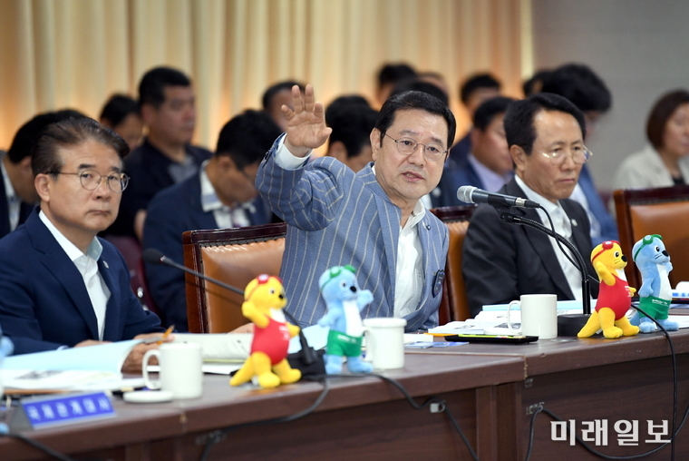 이용섭 광주광역시장이 7일 오전 시청 3층 중회의실에서 열린 ‘세계수영선수권대회 추진상황 보고회’에 참석해 회의를 주재하고 있다. / 광사진=주광 제공