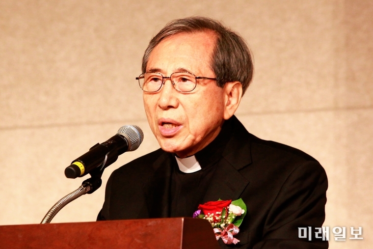 함세웅 신부(항일독립선열선양단체연합 회장)이 7일 오전 서울 용산구 효창동 백범 김구기념관 컨벤션홀에서 열린 '제21대 광복회장 취임식'에서 축사를 하고 있다./사진=장건섭 기자