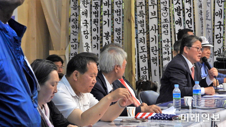 지난 8일 오후 서울 세종로 광화문광장에 불법으로 설치되어 있는 대한애국당 천막 농성장에서 (사진 왼쪽부터) 인지연 대변인, 박태우 사무총장, 서석구 변호사(대한애국당 산하 천만인무죄석방본부 공동대표), 허평환 전 기무사령관, 조원진 대표 등이 '심야 3인 긴급 합동 간담회'를 하고 있다./사진=장건섭 기자
