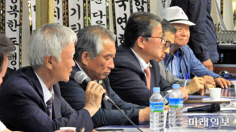 지난 8일 오후 서울 세종로 광화문광장에 불법으로 설치되어 있는 대한애국당 천막 농성장에서 (사진 왼쪽부터)박태우 사무총장, 서석구 변호사(대한애국당 산하 천만인무죄석방본부 공동대표), 허평환 전 기무사령관, 조원진 대표 등이 '심야 3인 긴급 합동 간담회'를 하고 있다./사진=장건섭 기자
