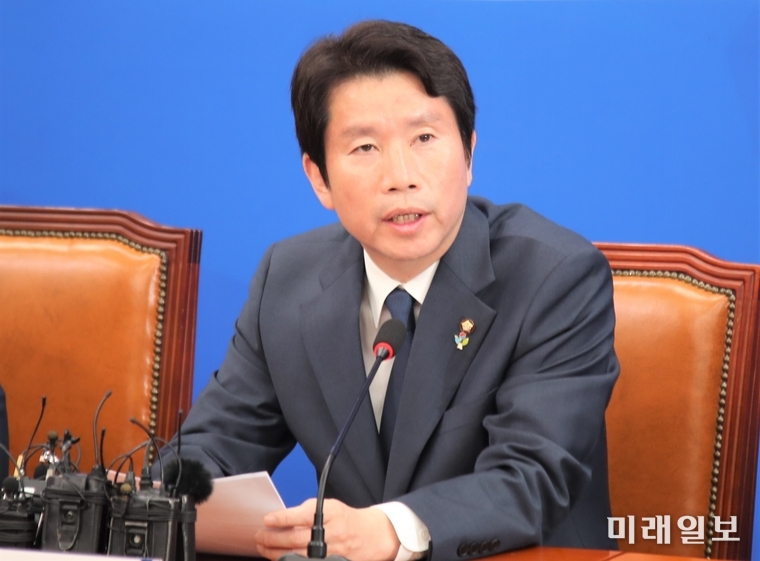 이인영 더불어민주당 원내대표가 11일 국회에서 열린 원내정책회의에서 자유한국당의 국회 복귀를 촉구하고 있다./사진=국회기자단 김진혁 기자