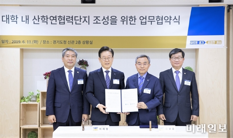 송한준 경기도의회의장(왼쪽부터), 이재명 경기지사, 김우승 한양대 총장, 전해철 더불어민주당 의원이 11일 도청 상황실에서 ‘대학 내 산학연협력단지 조성을 위한 업무협약’을 체결하고 기념촬영을 하고 있다./사진=경기도 제공
