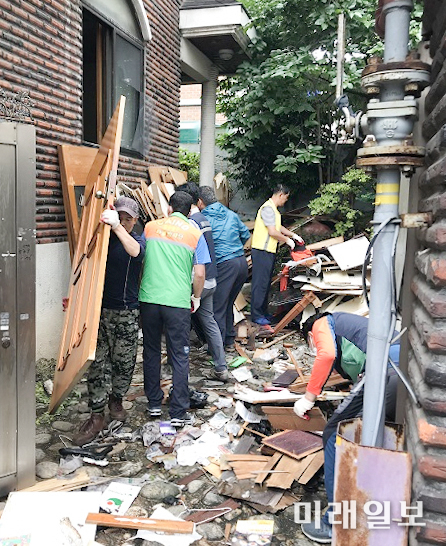 광주 동구 산수1동 행정복지센터가 지난 11일 주민들과 구청·동 직원들이 5·18민주유공자 1세대를 방문해 대청소를 실시했다. / 사진=동구 제공
