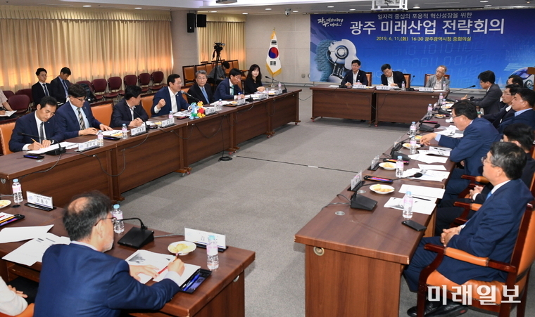 이용섭 광주광역시장이 11일 오후 시청 3층 중회의실에서 열린 ‘광주 미래산업전략회의’에 참석해 회의를 주재 하고 있다./사진=광주시 제공