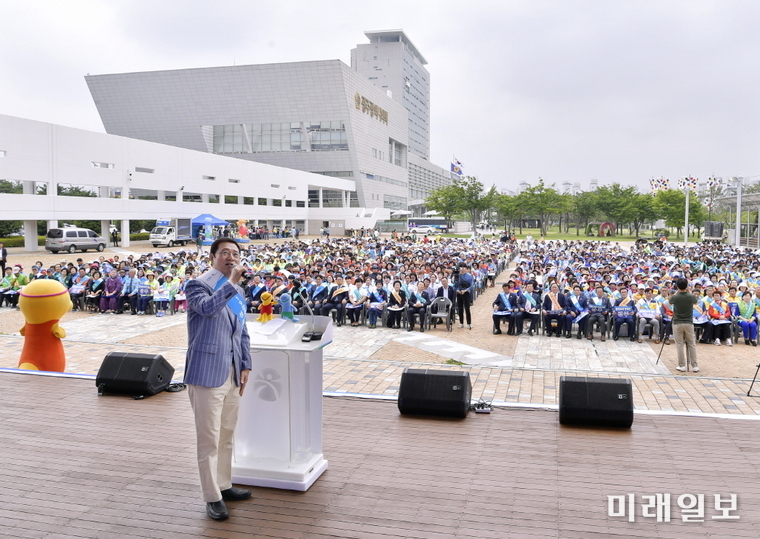 이용섭 광주광역시장이 12일 오전 시청 문화광장에서 열린 '2019 광주세계수영선수권대회 성공 개최를 위한 손님맞이 범시민 실천대회'에 참석해 격려사를 하고 있다./사진=광주시 제공