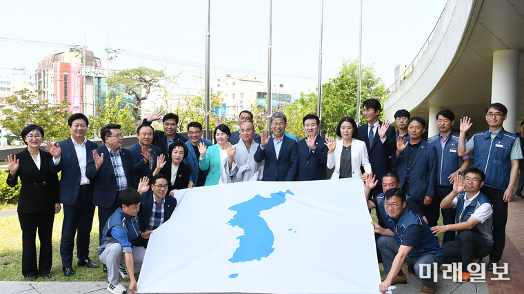 광주 서구가 6·15 남북공동선언 19주년을 맞아 서구청사에 한반도기를 게양했다. / 사진=서구 제공