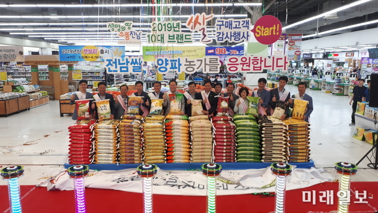 전라남도는 2개월 동안 농협 지역본부와 공동으로 경기 성남, 일산 등 수도권 농협하나로마트에서 전남 10대 고품질 브랜드 쌀 릴레이 홍보·마케팅 행사를 개최한다. / 사진=전남도 제공