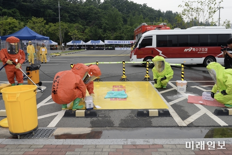 광주 광산구가 지난 14일 질병관리본부와 공동주관으로 광주시·육군503여단 등 11개 기관 90여명이 참가한 가운데, 남부대 시립국제수영장 주차장에서 안전한 광주세계수영대회를 위해 생물테러 대비·대응 모의훈련을 실시했다. / 사진=광산구 제공
