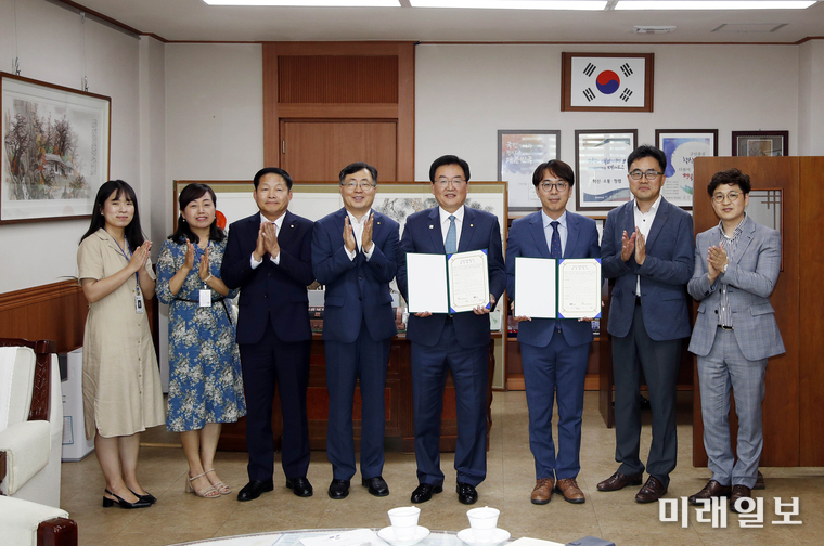 광주 북구가 지난 17일 북구청에서 ㈜KTcs 광주사업본부(본부장 황성호)와 ‘찾아가는 정보화 교육’ 업무협약을 맺고 지역 주민들의 정보화 역량 강화 및 교육사업 활성화에 나선다. / 사진=북구 제공