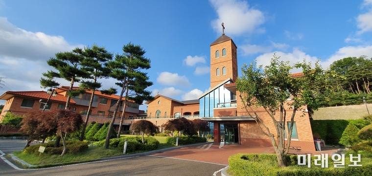 경상북도 포항시 남구 연일읍 학전리 천주교대구대교구 지곡성당 전경./사진=장건섭 기자