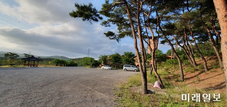 지난 6월 11일 취재진이 방문하여 찍은 경상북도 포항시 남구 연일읍 학전리 지곡성당 주차장 전경./사진=장건섭 기자