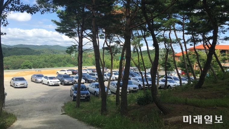 지난 2016년 8월 22일에 촬영된 지곡성당 주변 사진이다. 새로이 성토한 국유지에 방문 차량들이 빼곡히 주차한 부분이 눈에 띈다. 제보자는 이 사진을 첨부하여 국민권익위원회에 민원을 제기한다. 돌아온 답변은 황당하다. 해당 토지는 이미 성토되어 농로가 폐쇄되어 있었기에 '영일만대로 도시경관 숲' 조성 사업과는 무관하고, 주차장은 조성사업 이전부터 지곡성당에서 만들어 사용하고 있었다는 답변이었다. 그런데 포항시는 이를 바로잡기는커녕 지곡성당을 위해 1억 원이 넘는 공사를 다시 발주한다./사진=A씨 제공