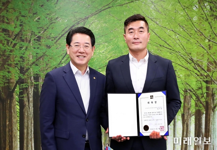 김기정 씨가 19일 오전 전남도청 접견실에서 김영록 전라남도지사로부터 섬 페스티벌 총감독 위촉장을 받은후 기념촬영하고 있다. / 사진=전남도 제공