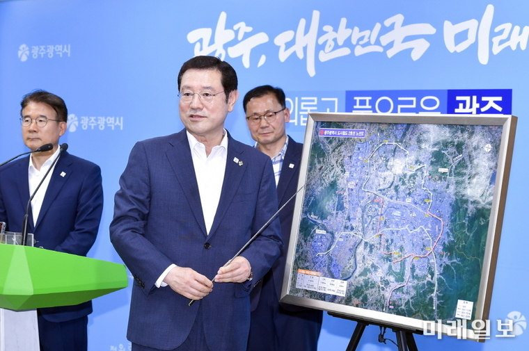 이용섭 광주광역시장이 19일 오전 시청 5층 브리핑룸에서 광주 도시철도 2호선 1단계 공사 관련 기자회견을 하고 있다./사진=광주시 제공