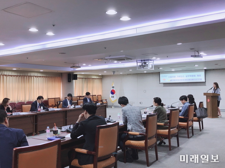 광주광역시는 17일 오후 시청 3층 중회의실에서 미·중 무역분쟁 심화, 글로벌 경기 악화 등에 따른 지역수출위기 대응을 위해 수출유관기관들로 구성된 ‘수출지원 거버넌스 실무위원회’를 긴급 소집했다. / 사진=광주시 제공