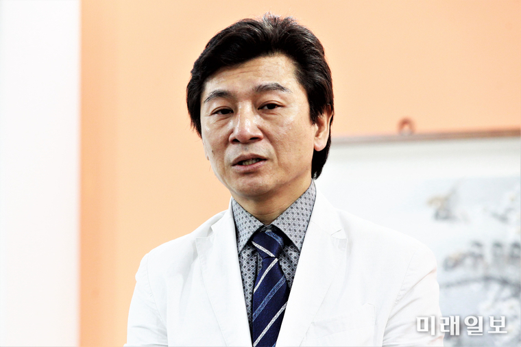이승근 앙테팡당 미술위원장이 20일 오전 서울 종로구 피카디리 국제미술관에서 개최되는 유빈문화재단 주최의 '앙데팡당 2019 KOREA' 언론 시사회에서 발언하고 있다./사진=장건섭 기자