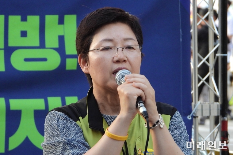 22일 오후 서울 종로구 청와대 사랑채 앞에서 열린 '문재인 정부 노동탄압규탄, 구속자 석방, 노동개악 저지 결의대회'에서 나순자 보건의료노조 위원장이 김명환 위원장 구속을 규탄하는 발언을 하고 있다./사진=장건섭 기자