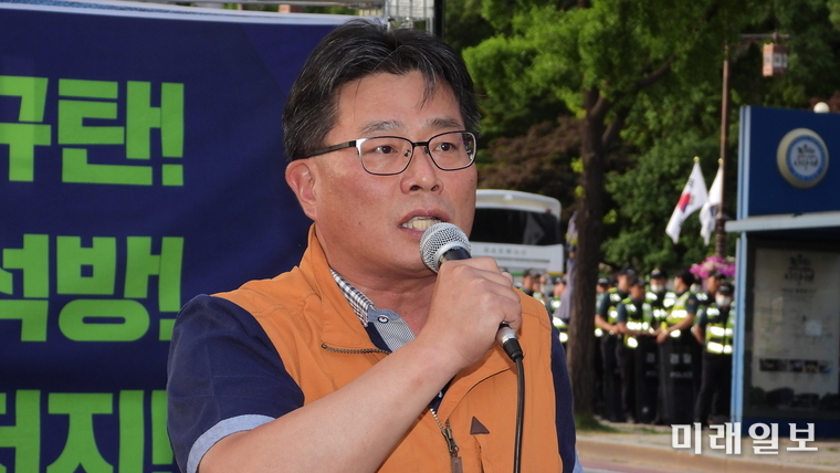 22일 오후 서울 종로구 청와대 사랑채 앞에서 열린 '문재인 정부 노동탄압규탄, 구속자 석방, 노동개악 저지 결의대회'에서 오정훈 언론노조 위원장이 김명환 위원장 구속을 규탄하는 발언을 하고 있다./사진=장건섭 기자
