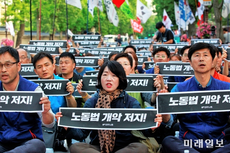22일 오후 서울 종로구 청와대 사랑채 앞에서 열린 '문재인 정부 노동탄압규탄, 구속자 석방, 노동개악 저지 결의대회'에서 민주노총 조합원들이 김명환 위원장 구속을 규탄하고 있다./사진=장건섭 기자