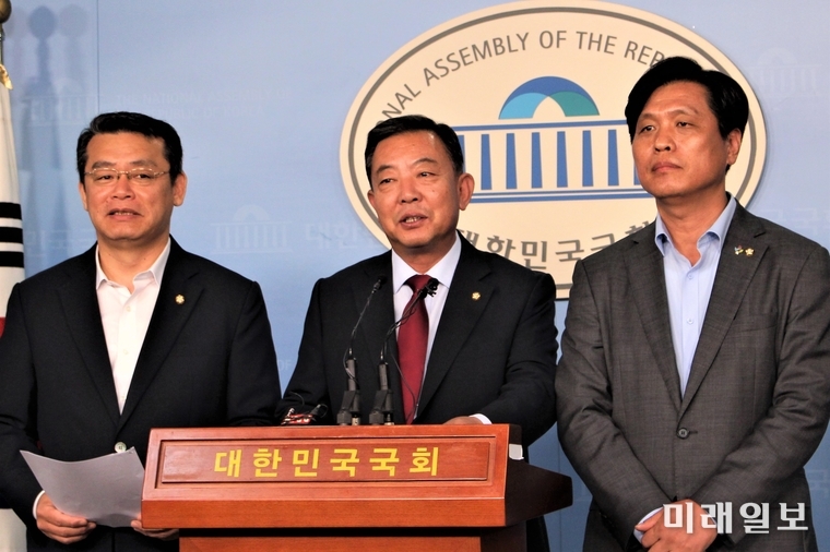 국회 교육위원회 이찬열 위원장(가운데)과 조승래 더불어민주당(오른쪽)·임재훈 바른미래당 간사가 24일 오전 국회 정론관에서 유치원 3법 관련 기자회견을 하고 있다./사진=김정현 기자