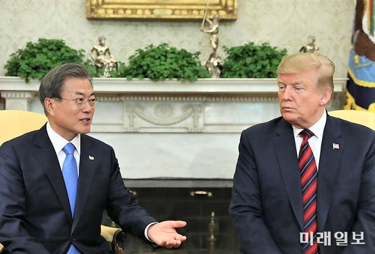 문재인 대통령과 도널드 트럼프 미국대통령이 지난 4월 11일 미국 워싱턴DC에서 정상회담을 하고 있다./사진=청와대 제공