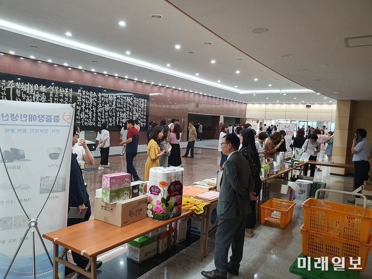 전라남도가 공공기관 물품구매 및 계약담당자 350여 명을 대상으로 ‘중증장애인생산품우선구매’ 교육을 지난 21일 화순 하니움문화스포츠센터에서 실시했다. / 사진=전남도 제공