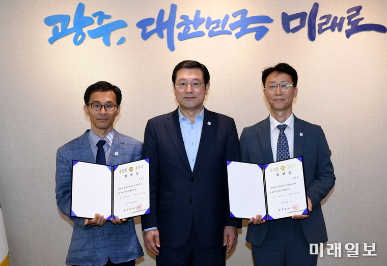 이용섭 광주광역시장이 24일 오전 시청 3층 접견실에서 광주도시철도 공사 임원으로 신규 임용된 노동자이사 2명에게 임명장을 수여한 후 임용자들과 기념촬영을 하고 있다. 사진왼쪽부터 윤필용 광주도시철도공사 대리, 이용섭 광주광역시장, 박철환 광주도시철도공사 과장./사진=광주시 제공