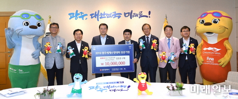 이용섭 광주광역시장이 24일 오전 시청 3층 접견실에서 열린 ‘수영대회 입장권 구매증서 전달식’에서 강병영 중소기업중앙회 광주전남지역본부 화장으로부터 입장권 구매증서를 전달 받고 기념촬영을 하고 있다. / 사진=광주시 제공