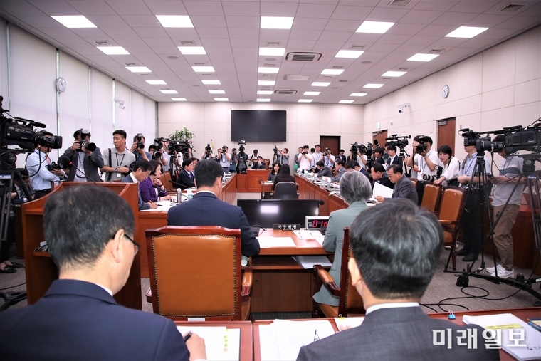국회 외교통상위원회는 25일 오전 국회에서 강경화 외교부 장관과 김연철 통일부 장관을 참석시킨 가운데 전체회의를 열고 있다./사진=국회기자단 김진혁 기자