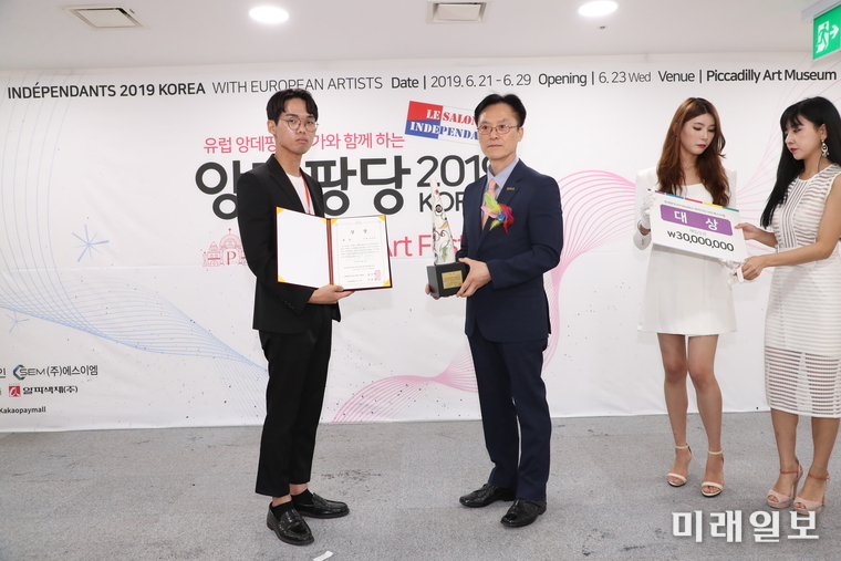 지난 23일 서울 종로구 피카디리 국제미술관에서 개최된 '앙데팡당 2019 KOREA' 개막식에서 전인호 작가(사진 왼쪽)가 영예의 대상을 수상하고 있다./사진=앙데팡당 2019 KOREA