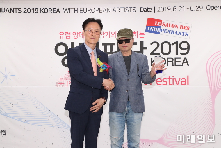 지난 23일 서울 종로구 피카디리 국제미술관에서 개최된 '앙데팡당 2019 KOREA' 개막식에서 장일환 '해산 한국화연구원' 이사장(사진 오른쪽)이 이순선 이사장으로부터 공로패를 수여 받고 기념촬영을 하고 있다./사진=앙데팡당 2019 KOREA