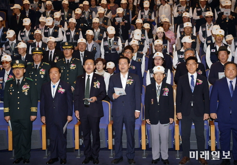 이용섭 광주광역시장이 25일 오전 남구 빛고을시민문화관에서 열린 '제69주년 6·25전쟁 기념식'에 참석해 김동찬 광주시의회 의장, 장휘국 광주시교육감, 각급 기관·단체장, 광주시 6·25참전유공자회 보훈단체 관계자, 시민 등과 6·25노래를 제창하고 있다./사진=광주시 제공