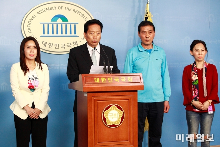 우태주 바른미래당 다문화행복위원회 위원장 등이 25일 오후 서울 여의도 국회정론관에서 기자회견을 갖고 정헌율 익산시장과 황교안 자유한국당 대표의 '외국인 차별발언'을 규탄하는 성명서를 발표하고 있다./사진=장건섭 기자