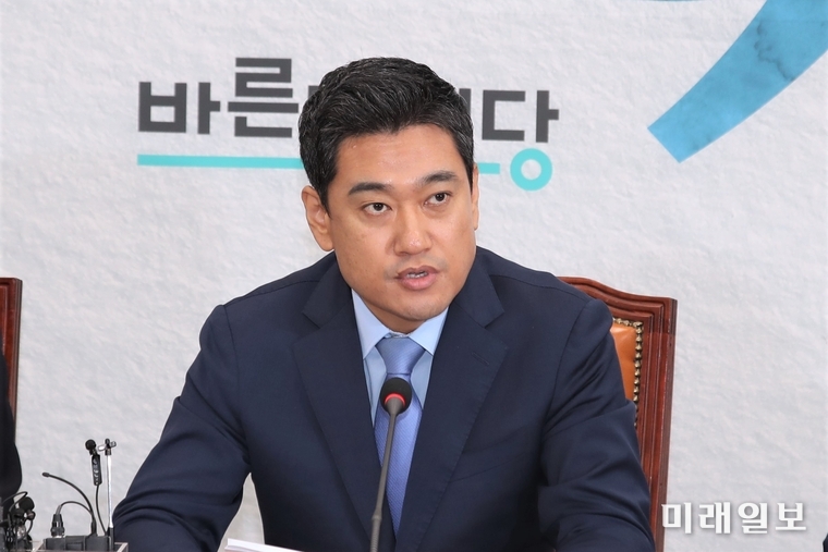 오신환 바른미래당 원내대표가 26일 오전 국회에서 열린 최고위원회의에서 교섭단체 3당 원내대표간 원포인트 회동을 제안하고 있다./사진=국회기자단 김진혁 기자