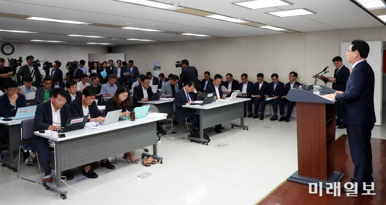 김영록 전남지사가 26일 오전 도청 브리핑룸에서 민선7기 출범 1년 기자회견을 통해 지난 1년을 회고하고, ‘달리는 말은 말굽을 멈추지 않는다’는 ‘마부정제(馬不停蹄)’의 마음으로 실현해낼 전남 새로운 천년의 비전을 제시했다. / 사진=전남도 제공