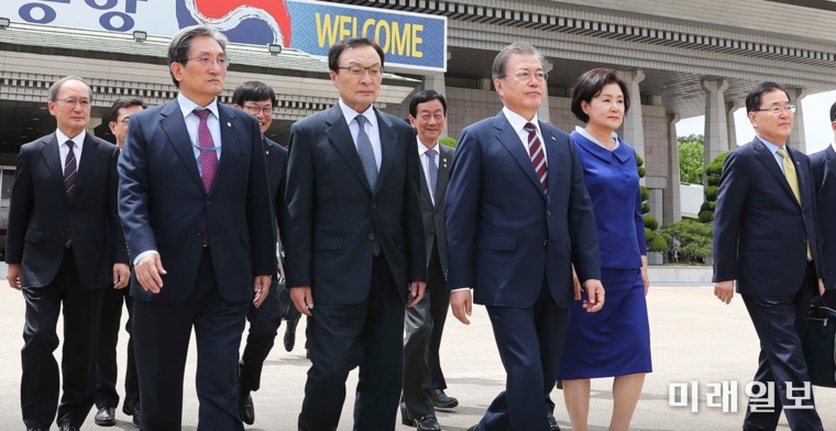 문재인 대통령이 27일 오후 일본에서 열리는 G20 정상회의에 참석하기 위해 서울공항을 나서고 있다./사진=청화대 제공