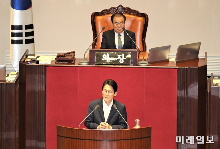 윤소하 정의당 원내대표가 28일 오후 열린 국회 본회의에서 원내대표 3당 합의에 따라 심상정 정개특위위원장이 물러남에 따라 강력 항의하고 있다./사진=김정현 기자