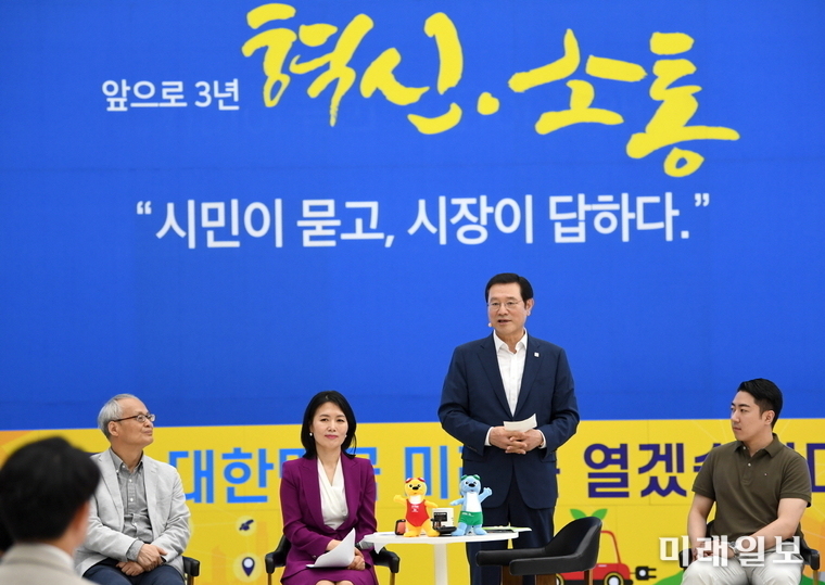 이용섭 광주광역시장이 1일 오전 시청 1층 시민홀에서 열린 민선 7기 취임 1년 '시민이 묻고 시장이 답하다' 열린토론회에 참석해 시민들의 질문에 답변을 하고 있다./ 사진=광주시 제공