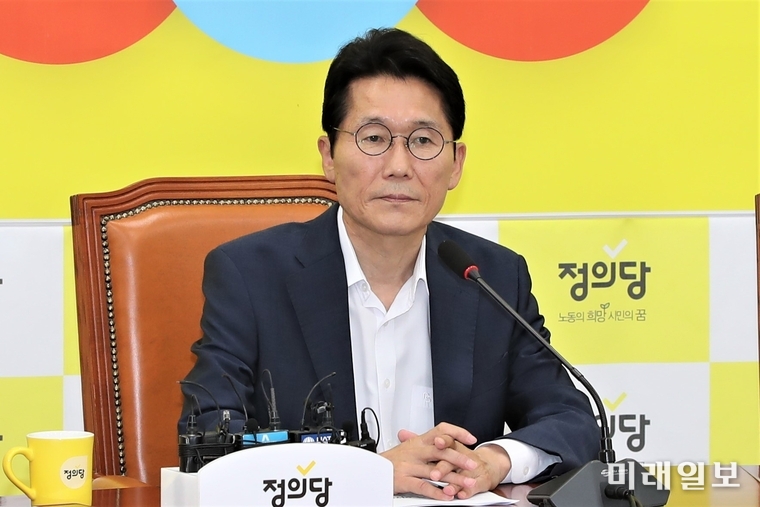 윤소하 정의당 원내대표가 2일 국회에서 열린 의원총회에서 모두발언하고 있다./사진=국회기자단 김진혁 기자
