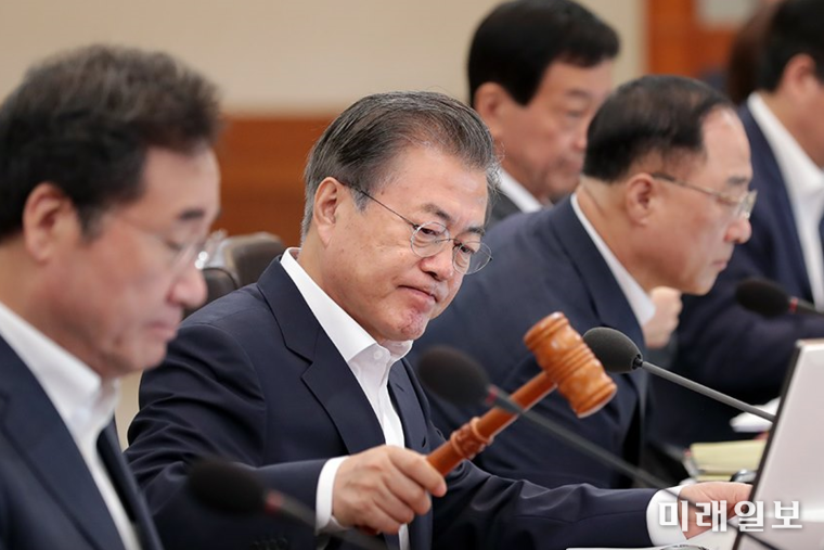 문재인 대통령이 2일 오전 청와대에서 주재한 국무회의 개시를 알리는 의사봉을 두드리고 있다./사진=청와대 제공
